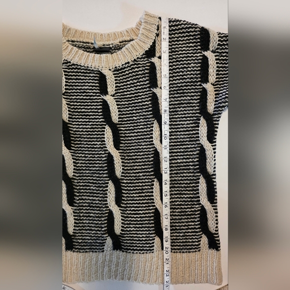 Chic Black and Cream Cable Sweater Size M Cabincore - Picture 5 of 7